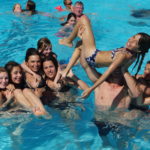 Colonie "Sports et aventures" détente à la piscine